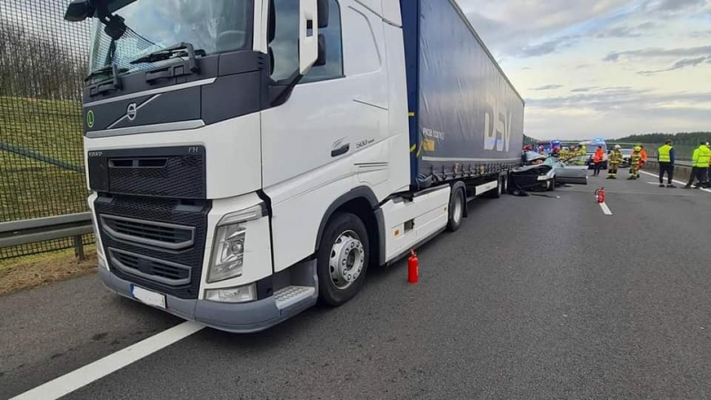 8/9 Pijany kierowca volkswagena wbił się w ciężarówkę na S3