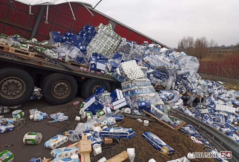 7/7 Zderzenie dwóch ciężarówek na S3 koło Kalska