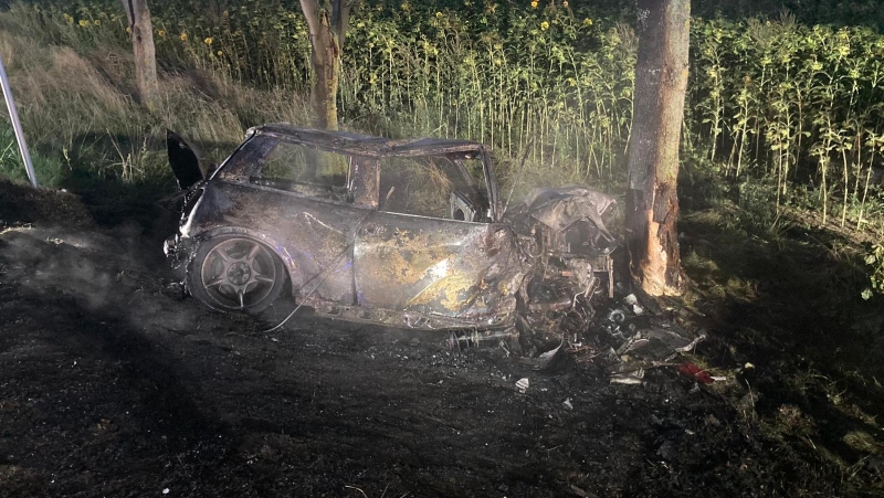 5/6 Śmiertelny wypadek na DK92. Mini cooper uderzył w drzewo i zapalił się