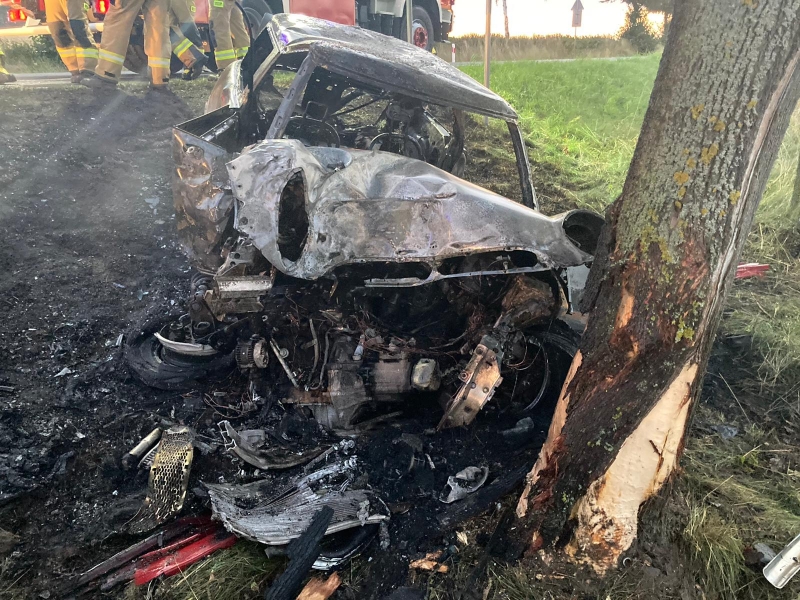 6/6 Śmiertelny wypadek na DK92. Mini cooper uderzył w drzewo i zapalił się