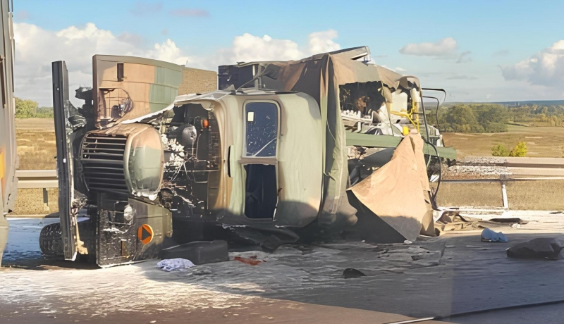 3/4 Zderzenie dwóch ciężarówek na S3. Wojskowy pojazd przewrócił się na jezdnię