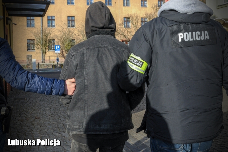 8/10 Zabójstwo w Brójcach. Policjanci zatrzymali 19-letniego zabójcę