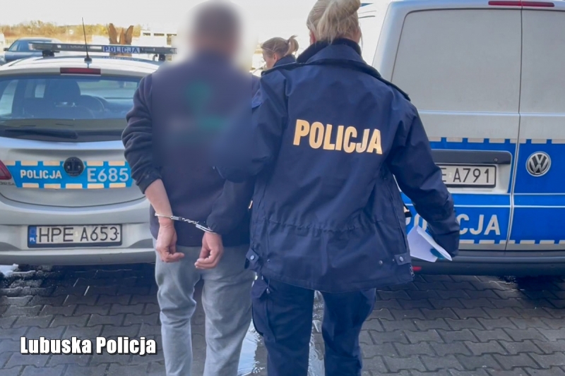 3/9 Miał narkotyki i broń. 69-latek zatrzymany przez policję