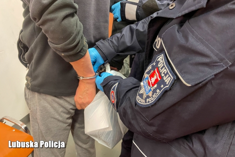 5/9 Miał narkotyki i broń. 69-latek zatrzymany przez policję