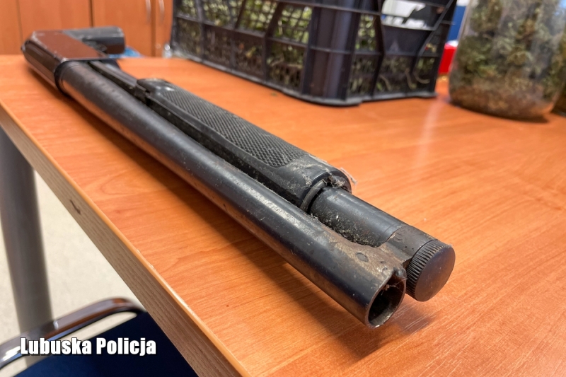 6/9 Miał narkotyki i broń. 69-latek zatrzymany przez policję