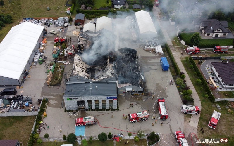 3/11 Pożar hal magazynowych w Trzebiczu