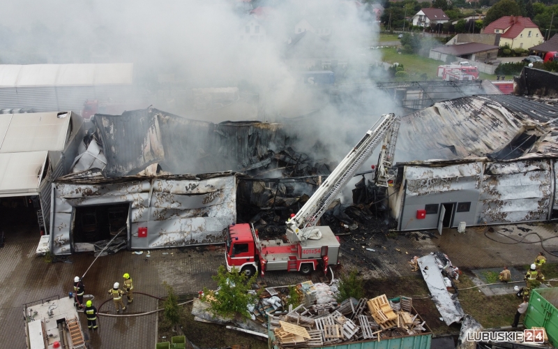 4/11 Pożar hal magazynowych w Trzebiczu