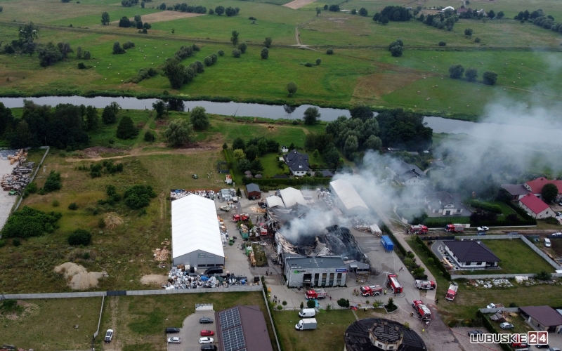 6/11 Pożar hal magazynowych w Trzebiczu