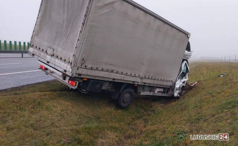 3/7 Zderzenie auta dostawczego z ciągnikiem na S3