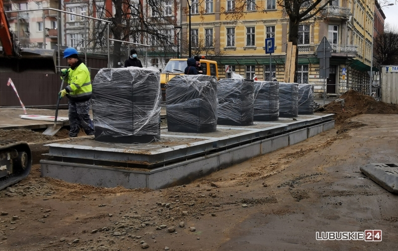 2/6 Gorzów: Podziemne pojemniki zamontowane