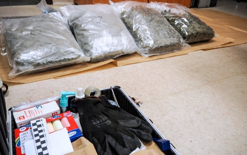 5/6 Bagażnik wypełniony 10 kilogramami marihuany