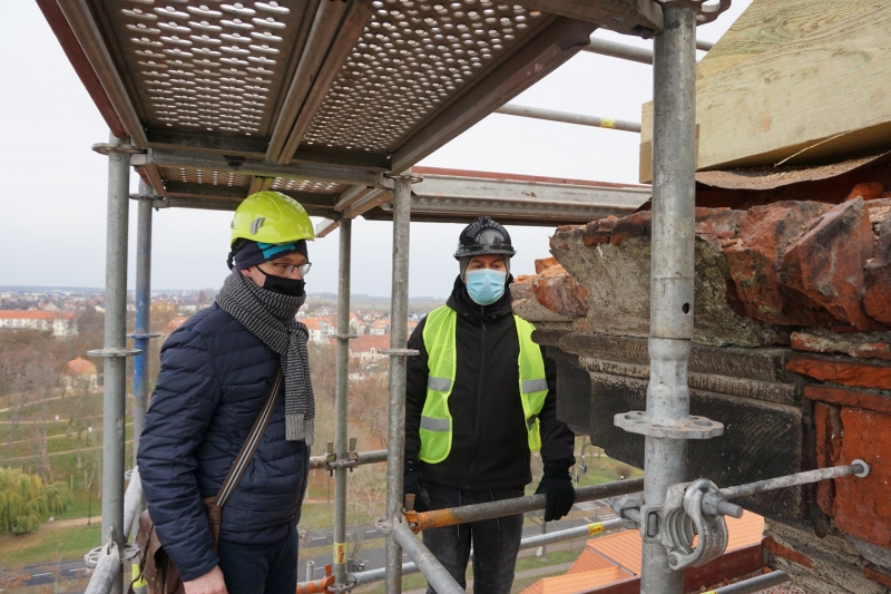 5/14 Prace przy odbudowie hełmu wieży w Żarach