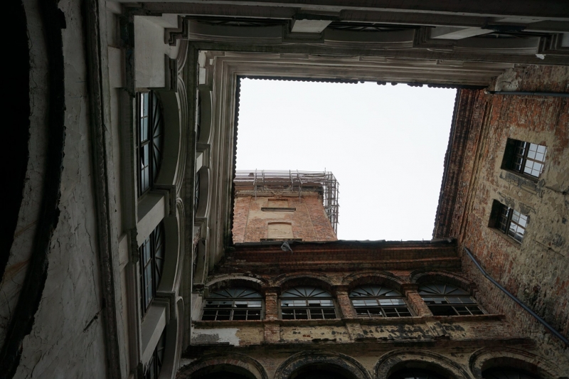 10/14 Prace przy odbudowie hełmu wieży w Żarach