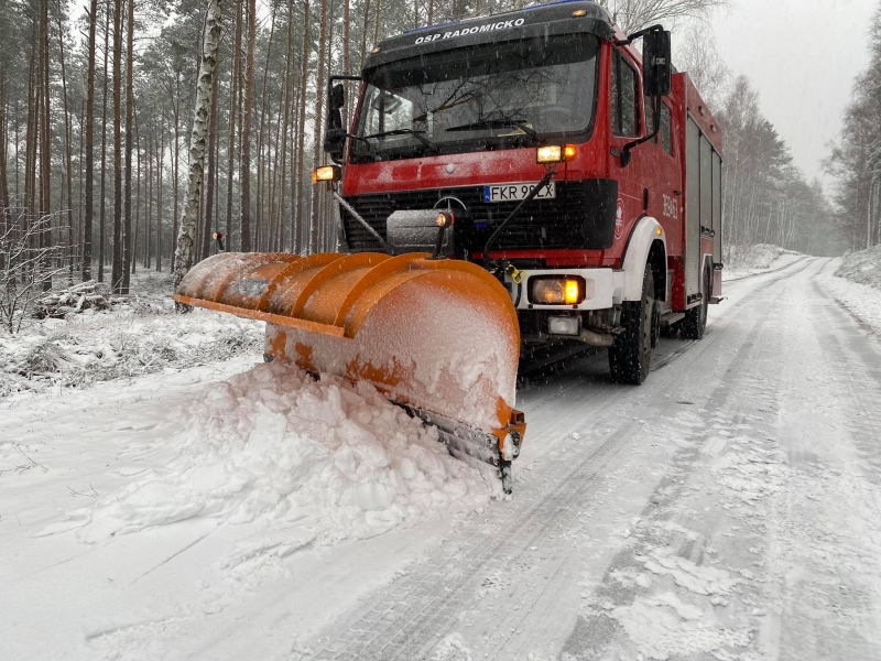 1/4 Strażacy z OSP Radomicko odśnieżają drogi