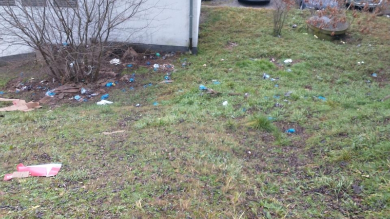 5/6 Ktoś wyrzuca nieczystości z okna wieżowca w Gorzowie