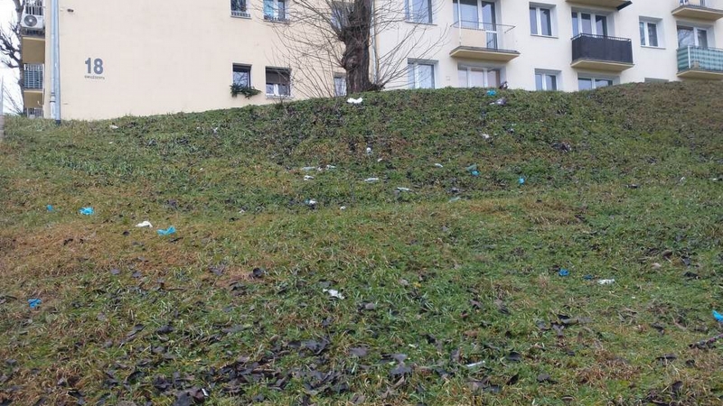 6/6 Ktoś wyrzuca nieczystości z okna wieżowca w Gorzowie