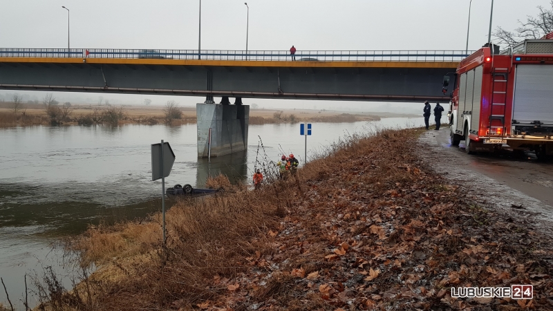 3/6 Honda wpadła do rzeki w Gorzowie