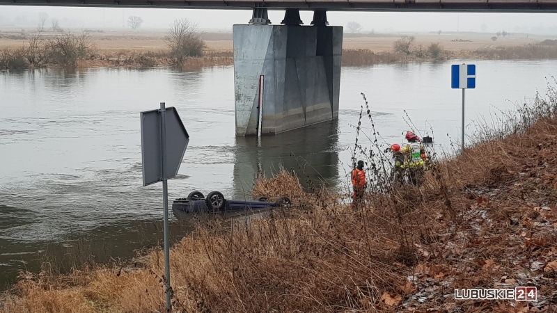 5/6 Honda wpadła do rzeki w Gorzowie