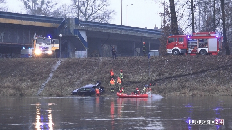 6/6 Honda wpadła do rzeki w Gorzowie