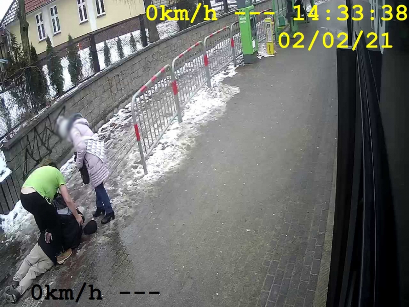 3/5 Kierowca autobusu ratuje życie pasażera na przystanku