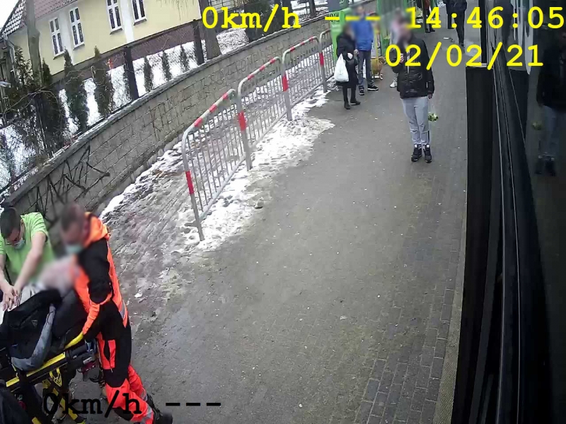 4/5 Kierowca autobusu ratuje życie pasażera na przystanku