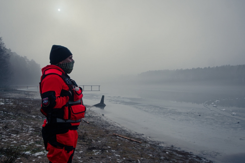 3/12 Nurkowie z Czarnej Dywizji ćwiczą w skutym lodem jeziorze