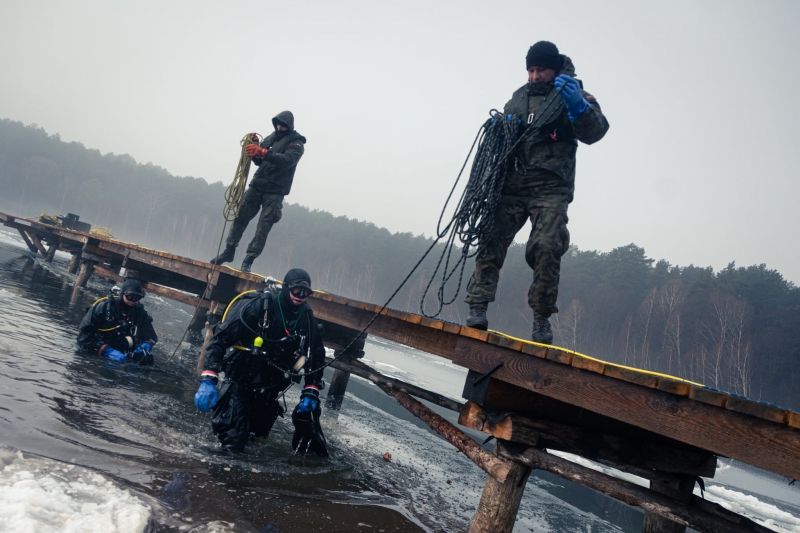 5/12 Nurkowie z Czarnej Dywizji ćwiczą w skutym lodem jeziorze