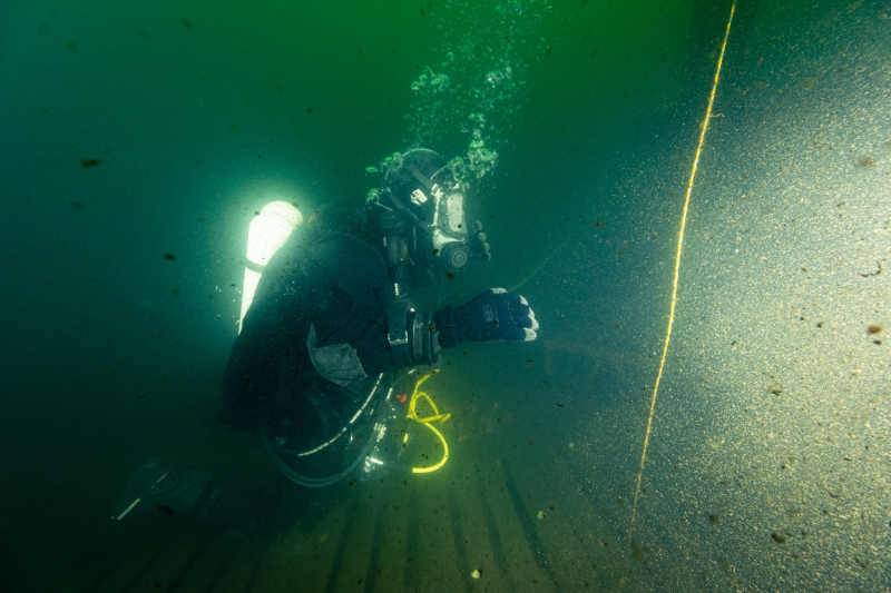 6/12 Nurkowie z Czarnej Dywizji ćwiczą w skutym lodem jeziorze