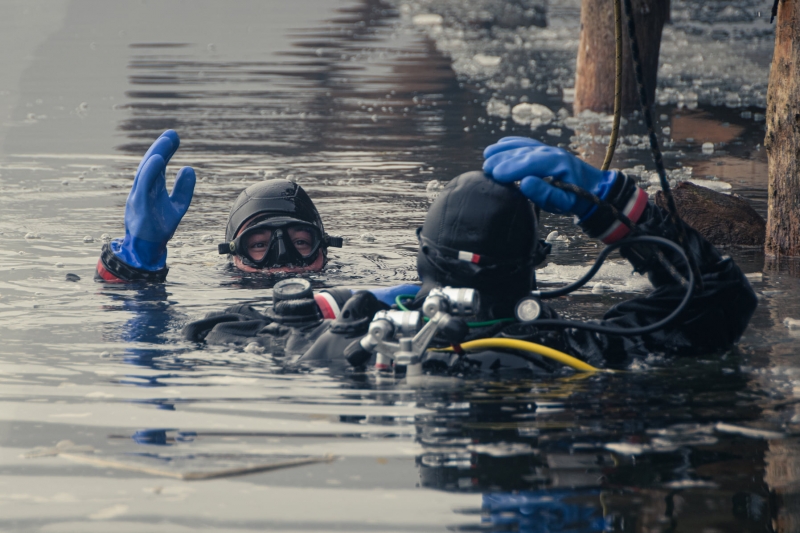 7/12 Nurkowie z Czarnej Dywizji ćwiczą w skutym lodem jeziorze