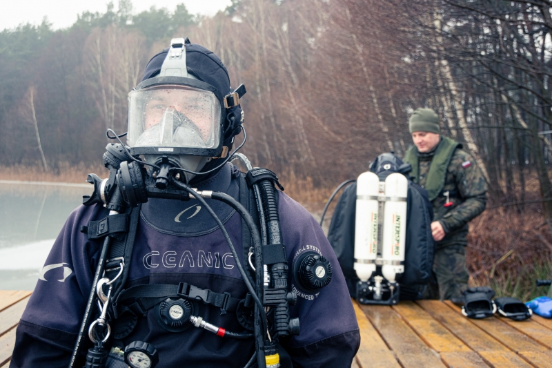 9/12 Nurkowie z Czarnej Dywizji ćwiczą w skutym lodem jeziorze
