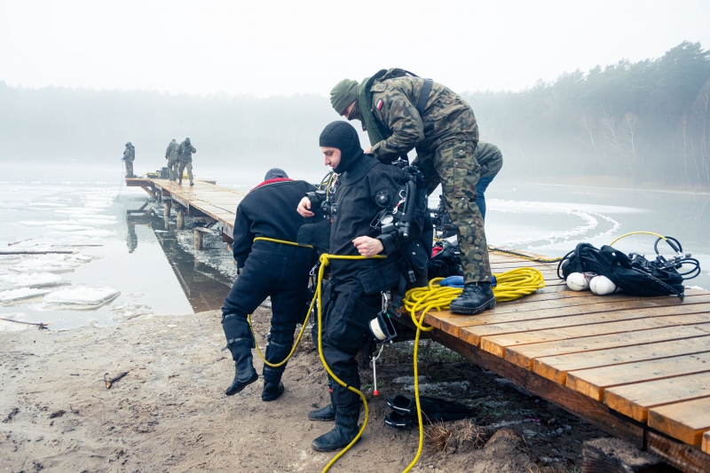 10/12 Nurkowie z Czarnej Dywizji ćwiczą w skutym lodem jeziorze
