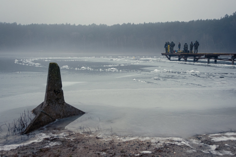 11/12 Nurkowie z Czarnej Dywizji ćwiczą w skutym lodem jeziorze