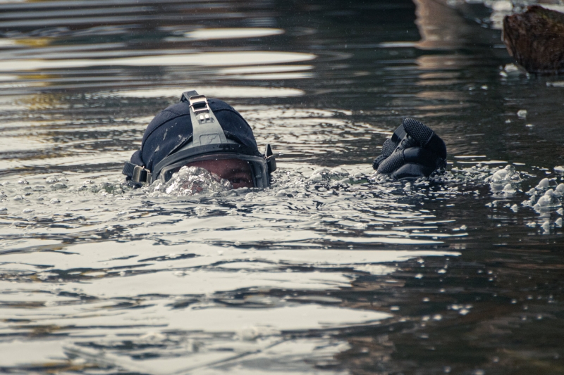 12/12 Nurkowie z Czarnej Dywizji ćwiczą w skutym lodem jeziorze