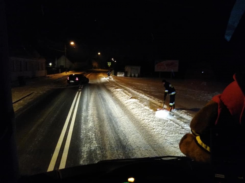 5/6 Strażacy z OSP Lipki Wielkie odśnieżyli chodniki