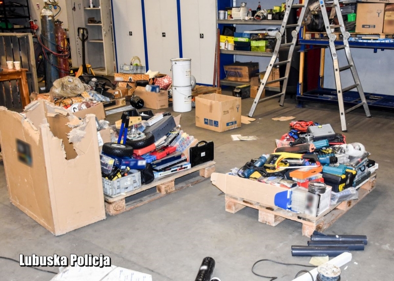 8/14 Okradał własne ciężarówki