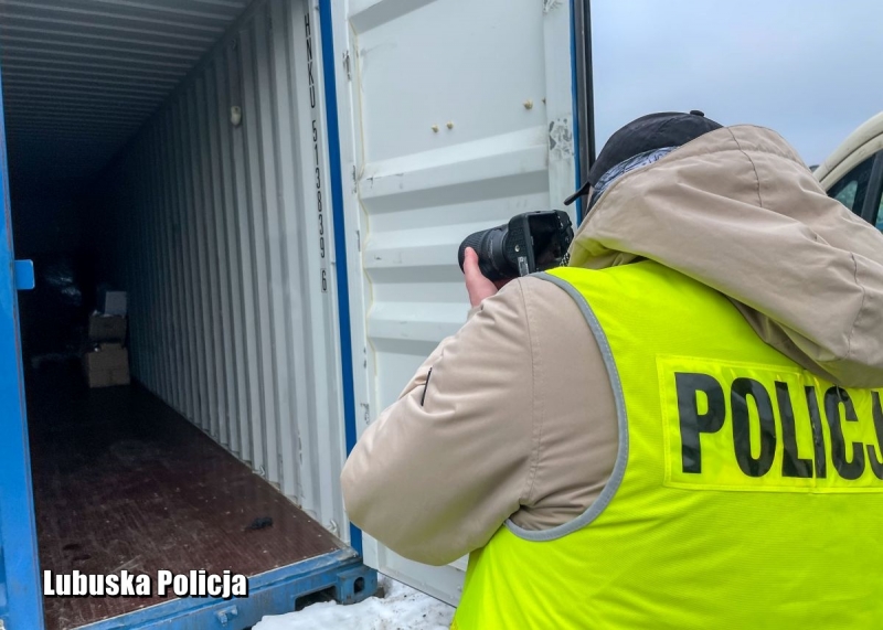 12/14 Okradał własne ciężarówki