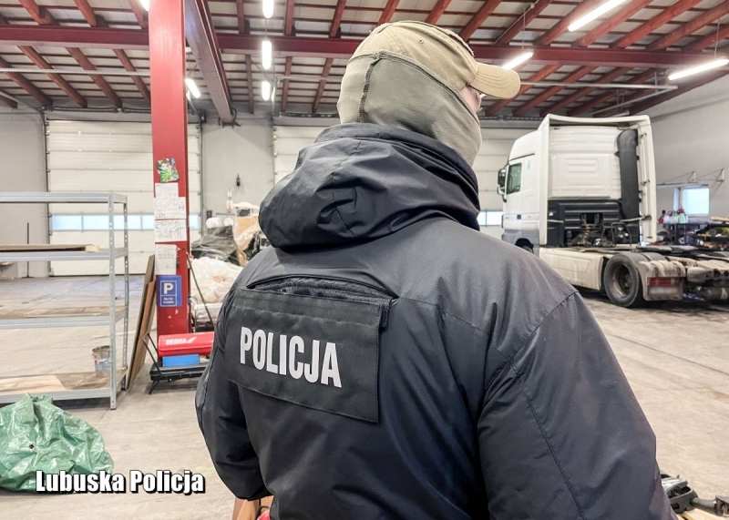 13/14 Okradał własne ciężarówki