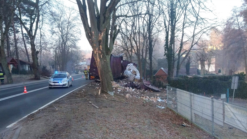 1/6 Wypadek ciężarówki przewożącej żarówki