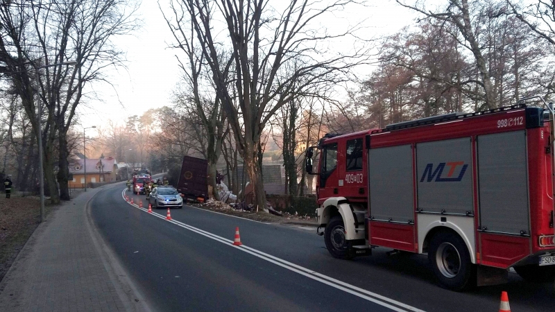 4/6 Wypadek ciężarówki przewożącej żarówki