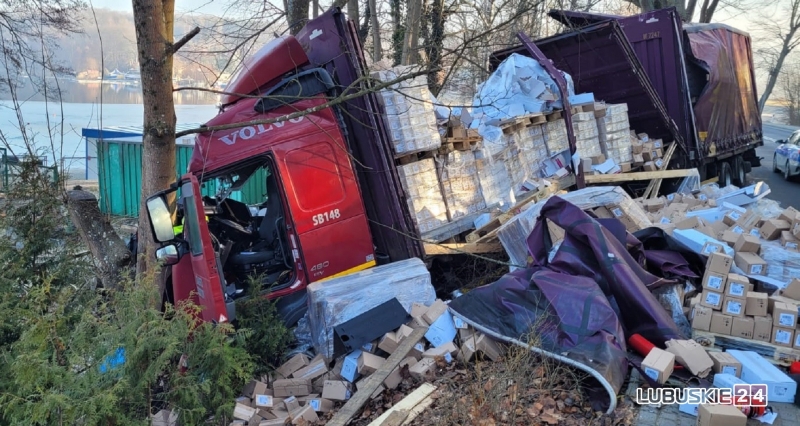 5/6 Wypadek ciężarówki przewożącej żarówki