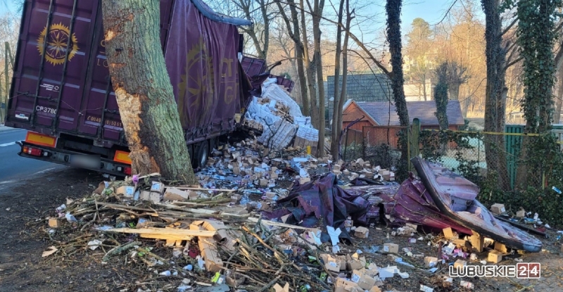 6/6 Wypadek ciężarówki przewożącej żarówki